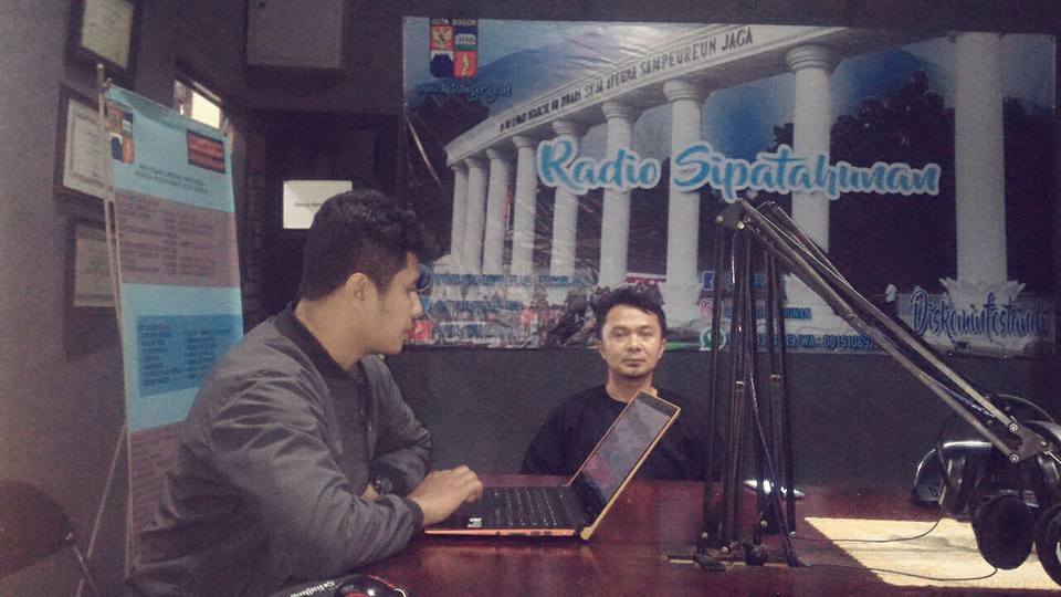Diskusi dan wawancara di Radio